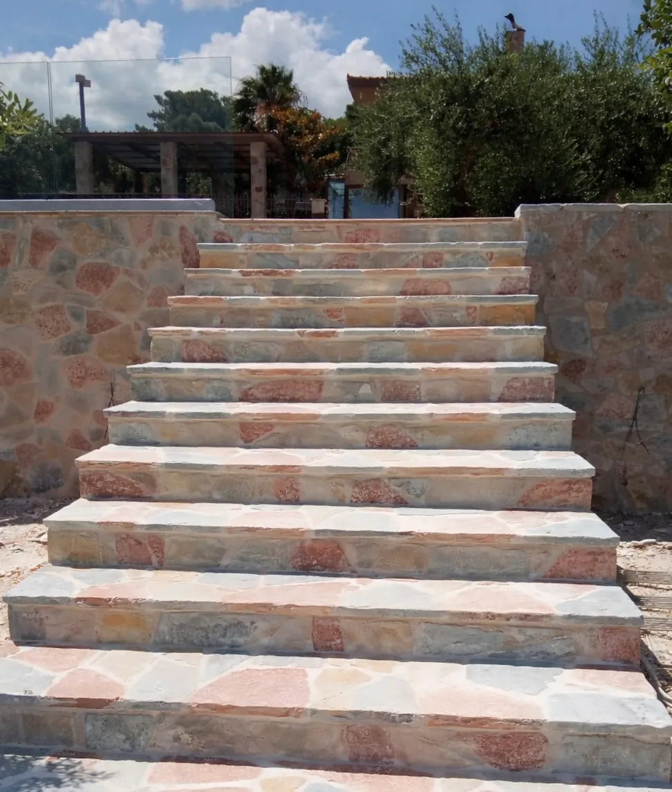 Πέτρινα σκαλοπάτια με φυσική πέτρα σε εξωτερικό χώρο
