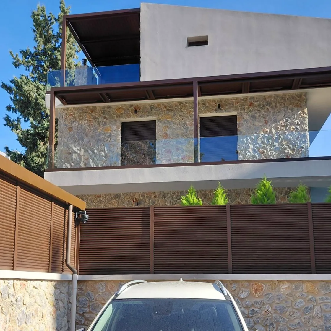 Κατοικία με πέτρινη επένδυση σε εξωτερικό χώρο
