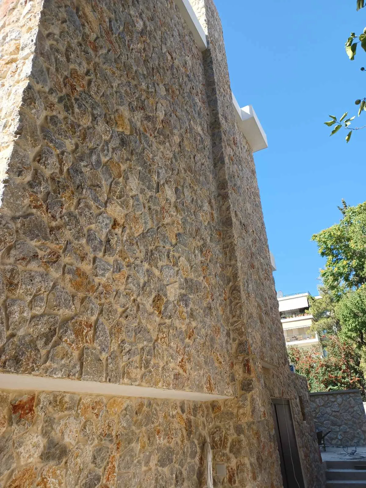 Πέτρινη επένδυση σε μεγάλο κτίριο, εξωτερική όψη