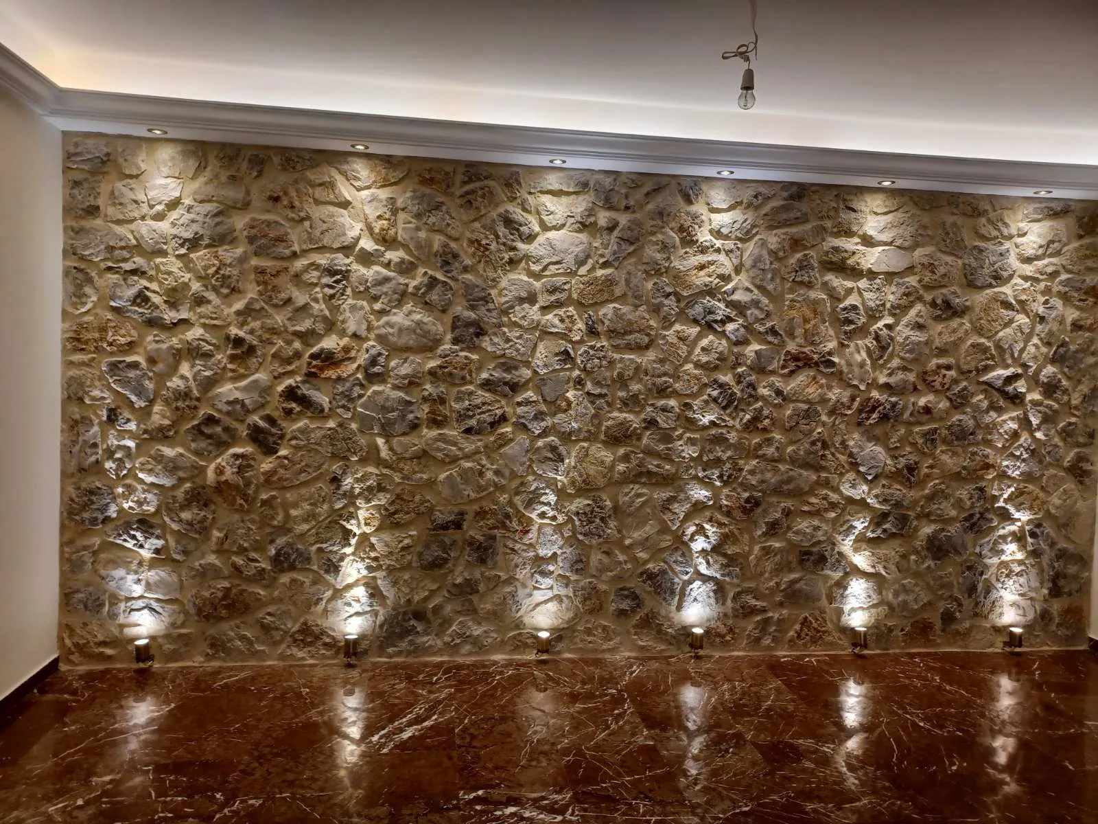 Λεπτομέρεια πέτρινου τοίχου σε εσωτερικό χώρο