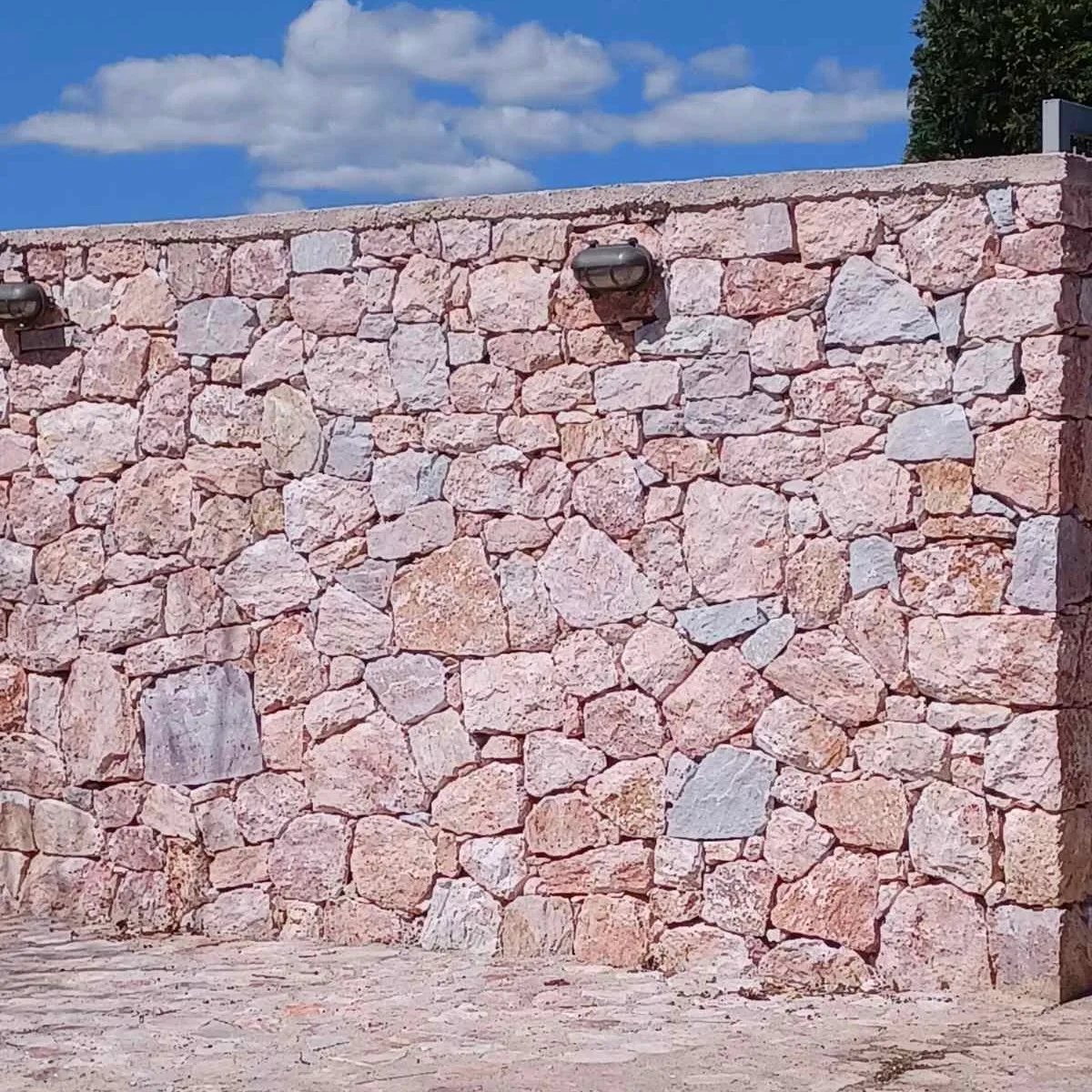 Πέτρινη περίφραξη με φυσική πέτρα σε εξωτερικό χώρο