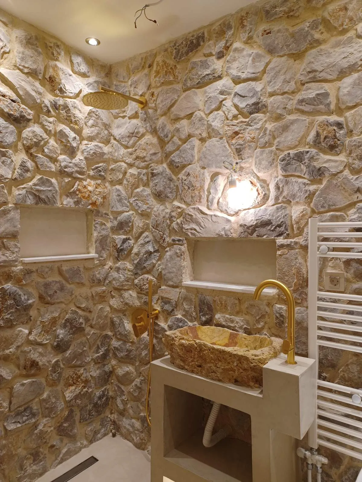 Εσωτερικός χώρος με επένδυση φυσικής πέτρας