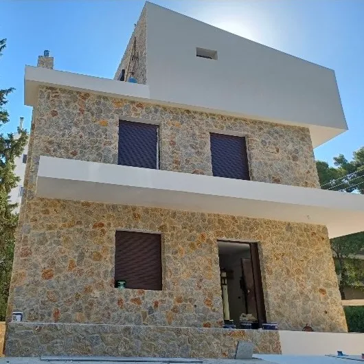 Κατοικία με πέτρινη επένδυση στην είσοδο