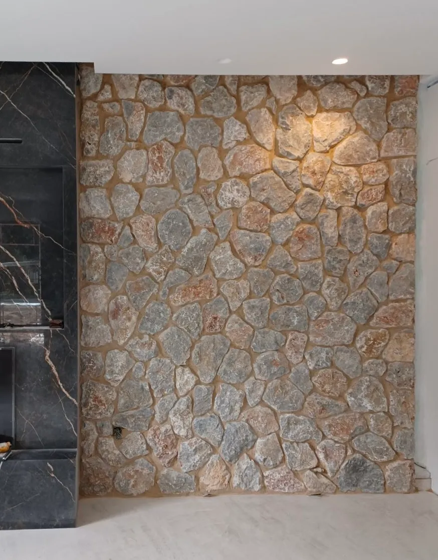 Εσωτερικός πέτρινος τοίχος με φωτισμό οροφής