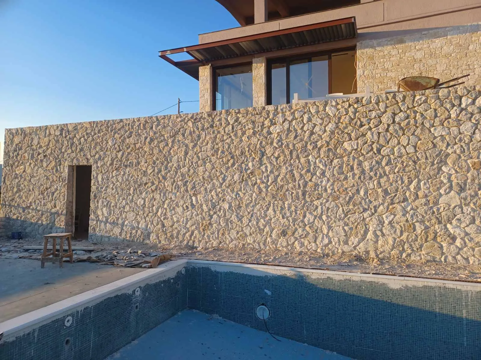 Μοντέρνα κατοικία με πέτρινη επένδυση