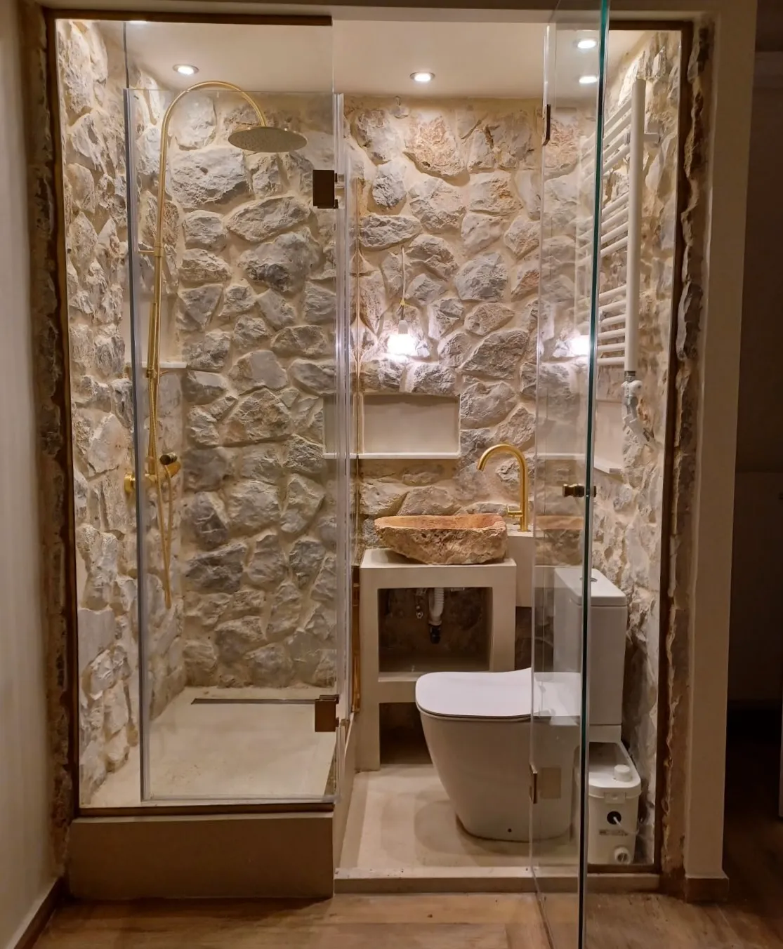Ανακαινισμένο μπάνιο με φυσική πέτρα