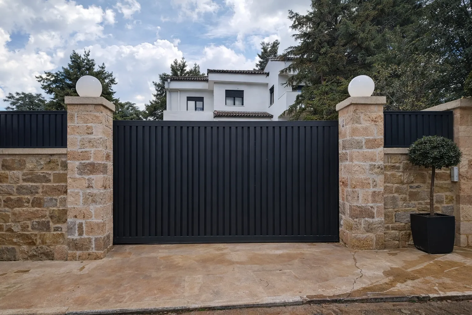 Πέτρινη περίφραξη / μάντρα (εξωτερικός χώρος)