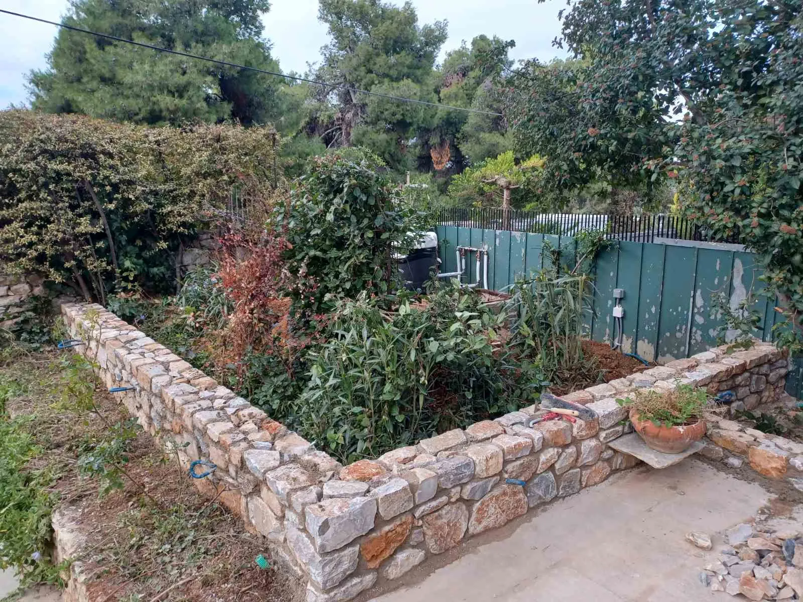 Πέτρινος κήπος και τοιχίο αντιστήριξης