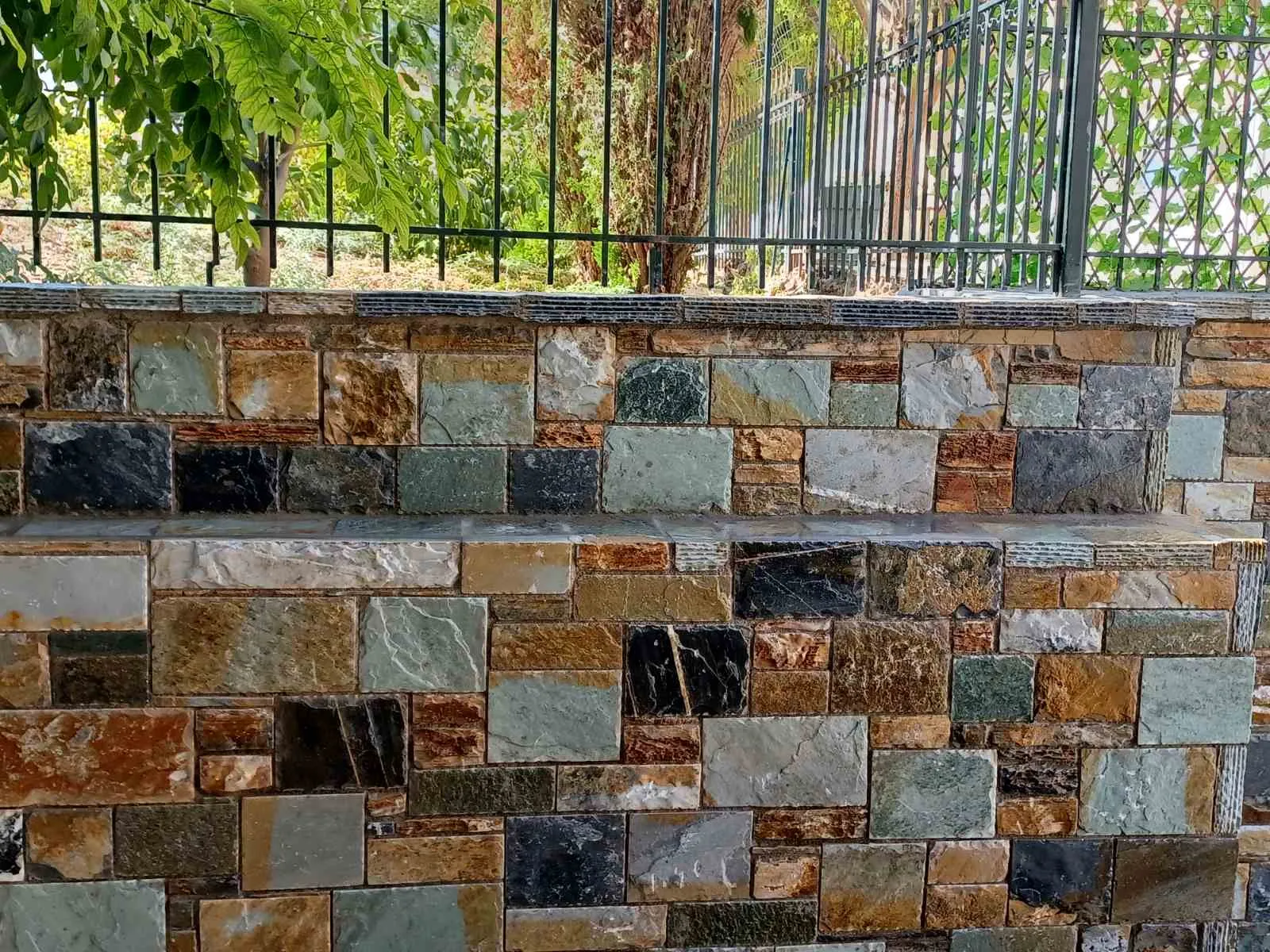 Εξωτερική πέτρινη κατασκευή με φυσικές πέτρες σε γήινες αποχρώσεις