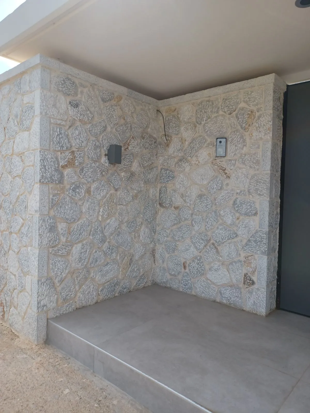 Λεπτομέρεια πέτρινης επένδυσης σε όψη κατοικίας