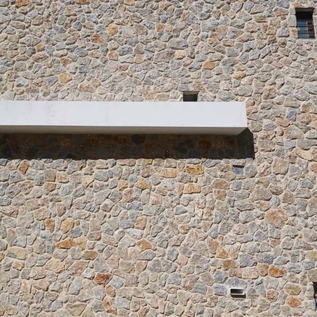 Λεπτομέρεια πέτρινης όψης κτιρίου με φυσικές πέτρες