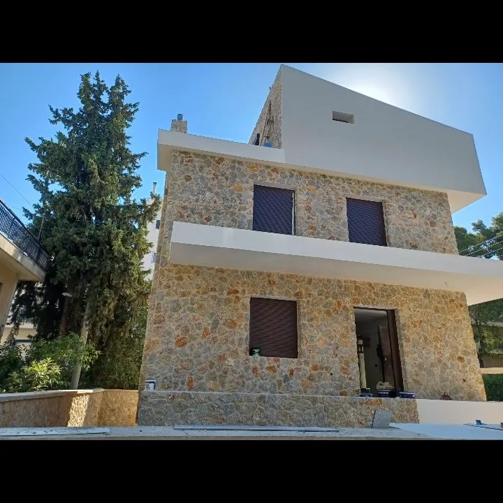Κατοικία με πέτρινη επένδυση σε εξωτερικό χώρο